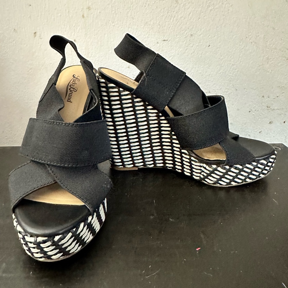 Black & white casual wedges by Lucky Brand